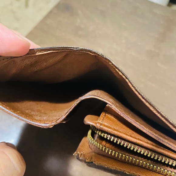 Pre-loved LV monogram medium Bi-fold wallet - Picture 8 of 11